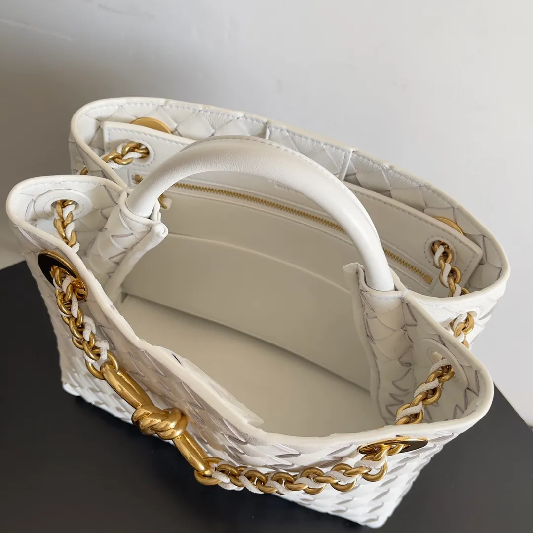 Batch 1960 BOTTEGA VENETA 2024 spring and summer new small ANDIAMO chain bag is also available! 🔥🔥I believe many friends have been waiting for a long time. The metallic chain adds a touch of sophistication to the original softness and elegance of Andiamo. The collision of classic craftsmanship and elegance creates a different kind of beauty. Style number: 786008 Size: 25*22*10.5cm